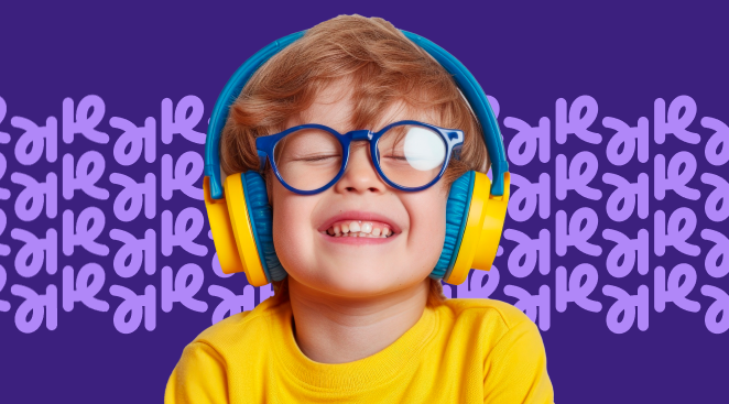 Criança feliz com fones de ouvido